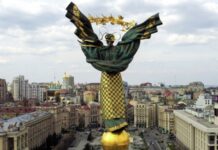 Российский дипломат, объявленный персоной нон грата, покинул Украину