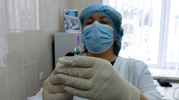 Украинские медики случайно испортили почти 500 доз вакцины от COVID-19