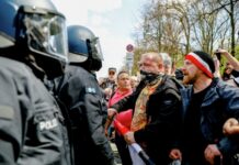 В Берлине задержали более 150 человек на акции против мер по COVID-19