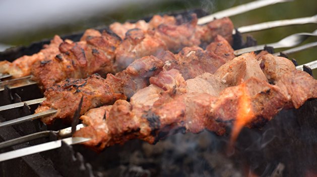 Житель Ивано-Франковска неординарно открыл шашлычный сезон